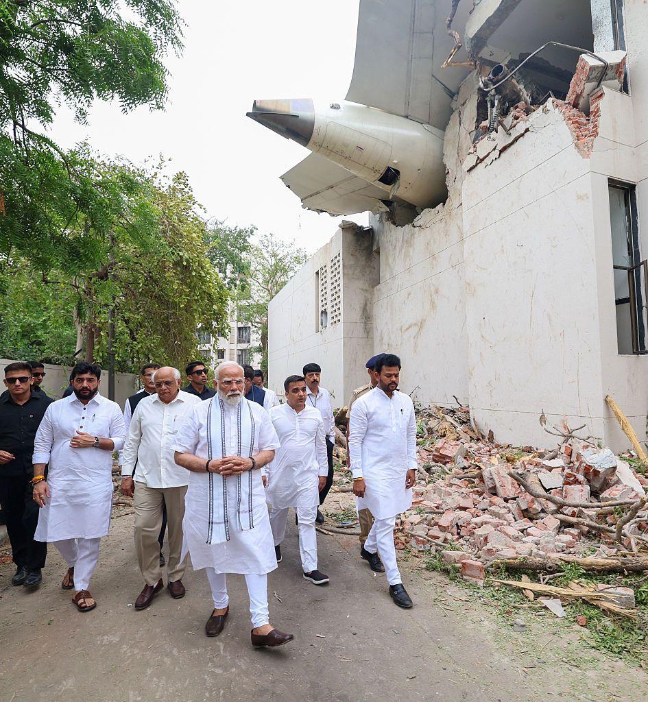 El primer ministro indio, Narendra Modi, visita el lugar del accidente del avión de pasajeros de Air India con 242 personas a bordo que se dirigía al Reino Unido.