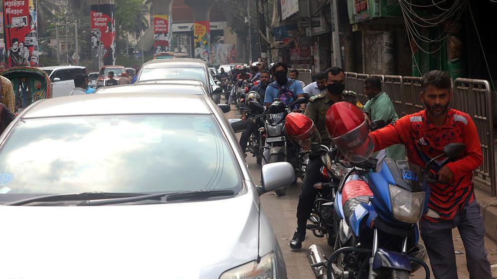 তেলের জন্য দীর্ঘ লাইন ধরে অপেক্ষা সারাদেশেরই চিত্র