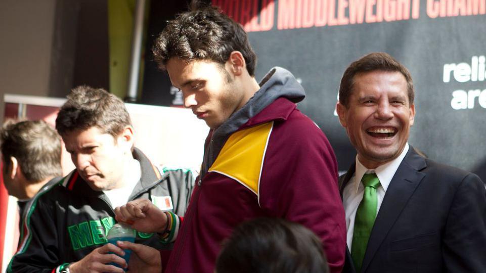 Julio César en el centro, junto con su padre Julio César Chávez (der) en la pelea contra Peter Manfredo, Jr. en 2011 en Houston.