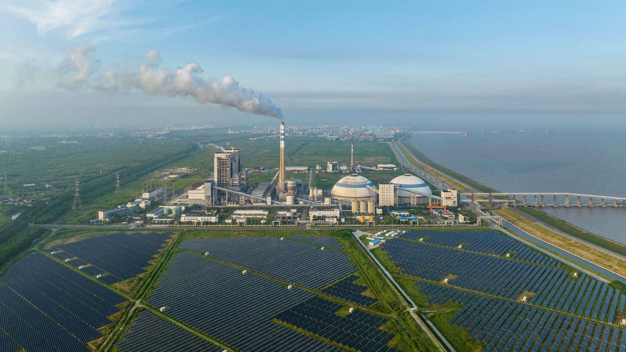 Un parque de paneles solares junto a una central eléctrica de carbón en Shanghái.