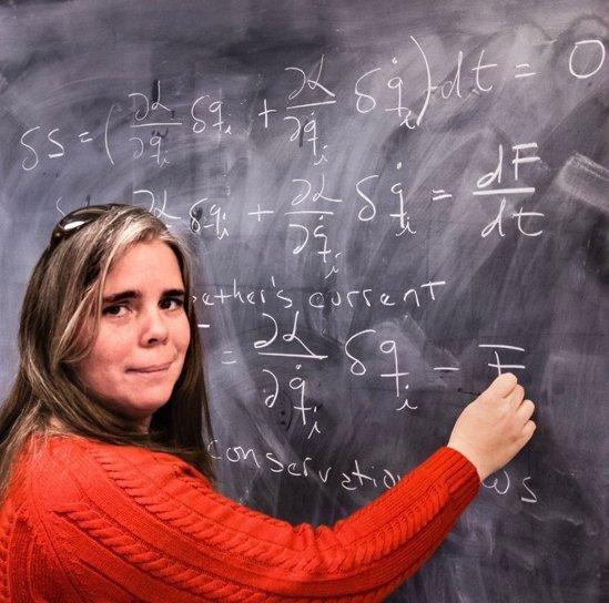 A professora Sánchez explicando o teorema de Noether aos seus alunos nos Estados Unidos