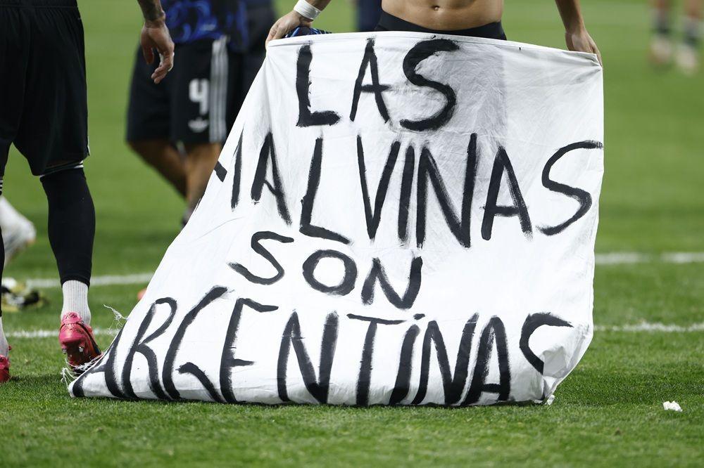 Argentini preti kazna zbog transparenta, ludnica u Buenos Ajresu - u fotografijama 7 argentina - engleska, navijači argentine, malvini su argentinski, folklandski rat