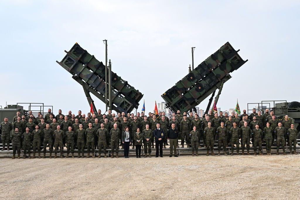 جنود ومسؤولون إسبان يلتقطون صورة أمام بطارية "باتريوت" في قاعدة إنجرليك.
