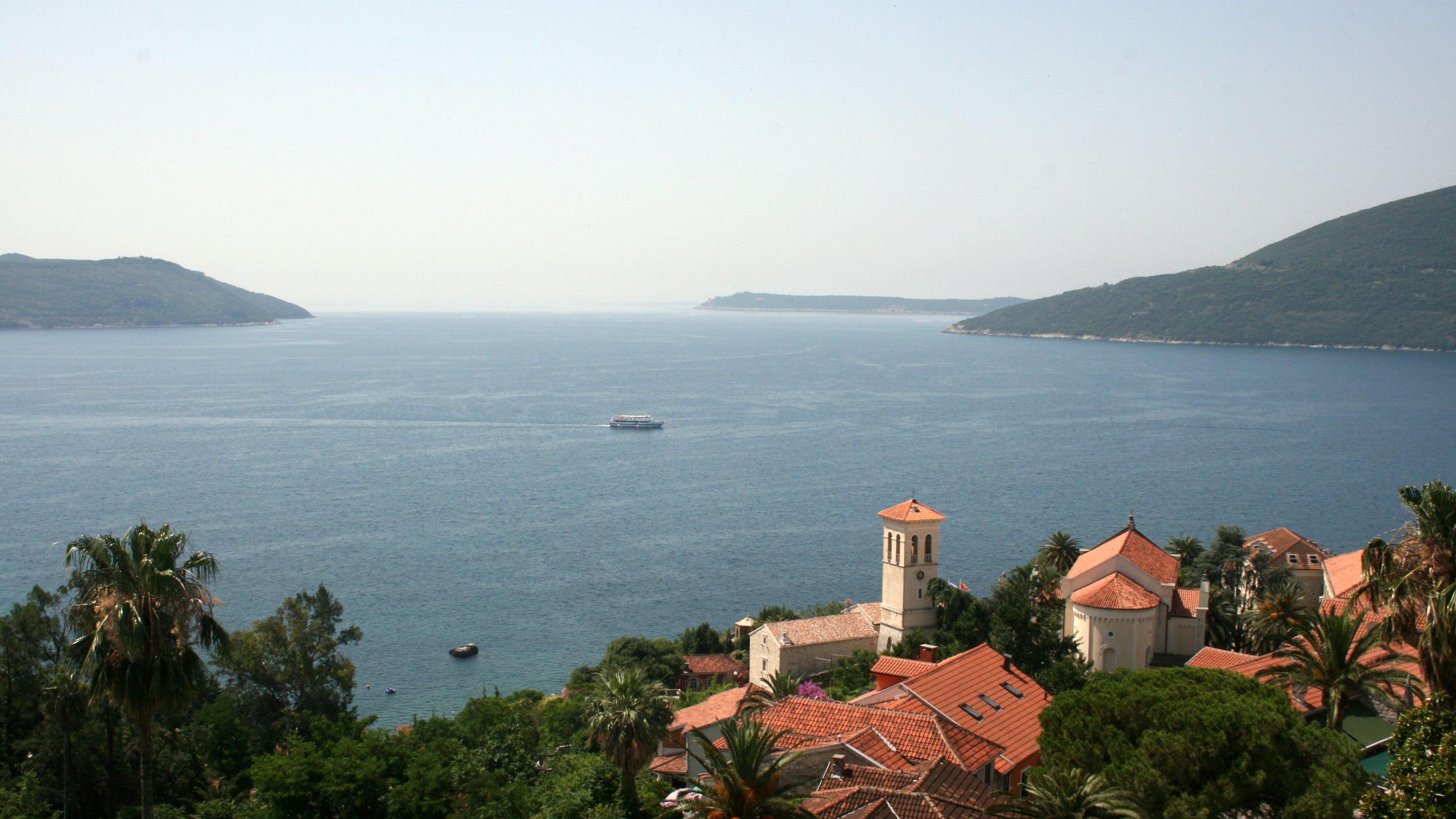 Pogled sa Perasta ka Bokokotorskom zalivu