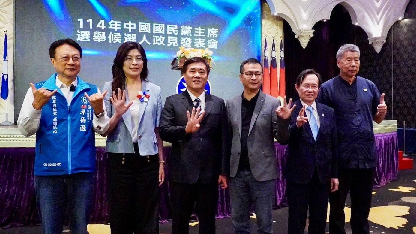 國民黨黨主席改選進入白熱化階段，主要候選人包括鄭麗文（左二）和郝龍斌（左三）。