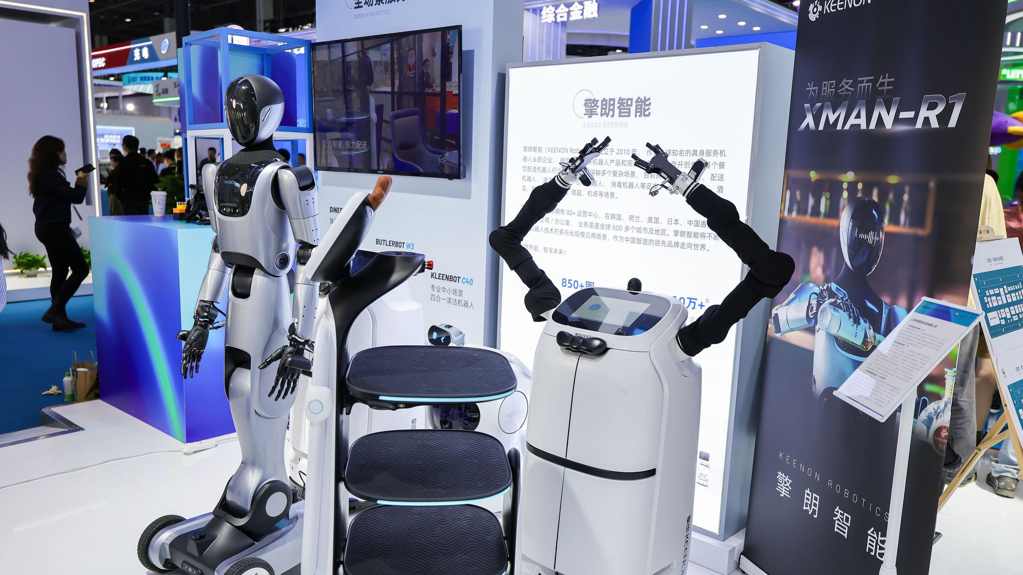 عُرضت روبوتات كينون الخدمية خلال معرض الصين الدولي الخامس للمنتجات الاستهلاكية في مركز هاينان الدولي للمؤتمرات والمعارض، ١٤ أبريل ٢٠٢٥، في هايكو، مقاطعة هاينان الصينية. (تصوير: لو يونفي/خدمة أخبار الصين/VCG عبر صور جيتي)