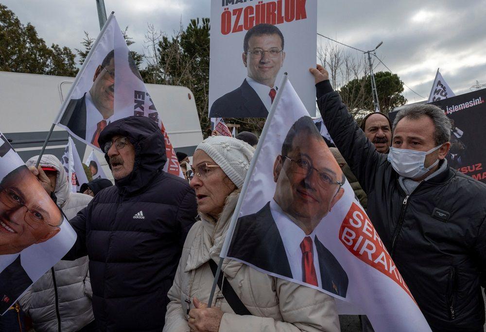 Pristalice Imamoglua pred početak suđenja