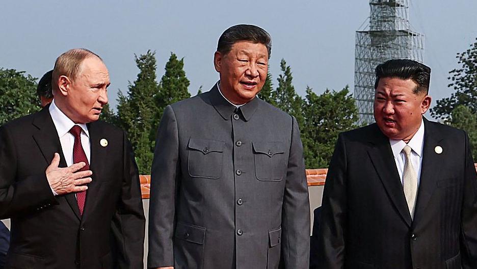 El presidente de Rusia, Vladimir Putin, camina con el presidente de China, Xi Jinping, y el líder de Corea del Norte, Kim Jong Un, en la plaza de Tiananmén de Pekín.