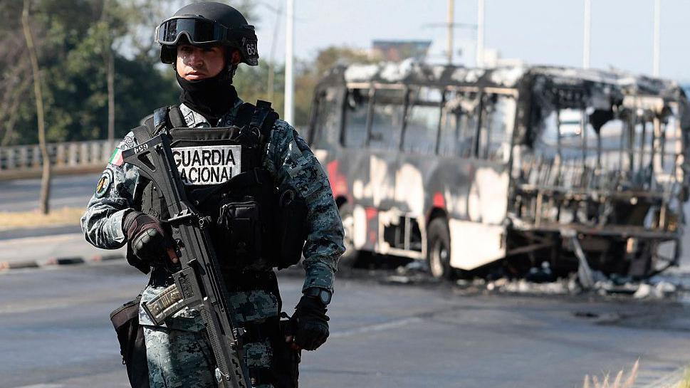 Miembros de la Guardia Nacional patrullando las calles.
