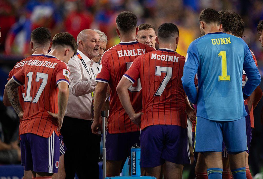 Jogadores da Esc&oacute;cia reunidos com o t&eacute;cnico