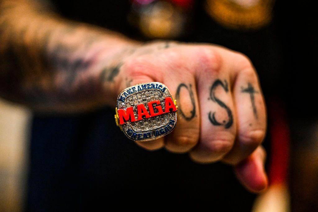 Algu&eacute;m usa um anel MAGA