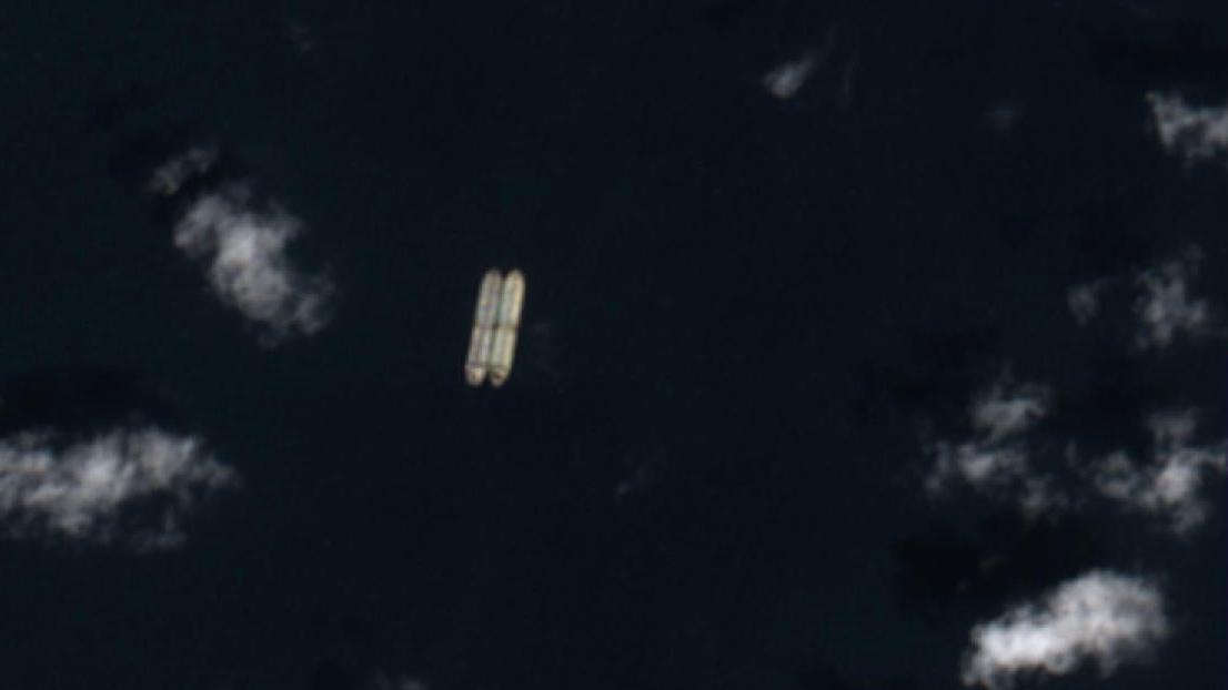 Imagem do mar captada por sat&eacute;lite, com duas pequenas formas em losango pr&oacute;ximas entre si