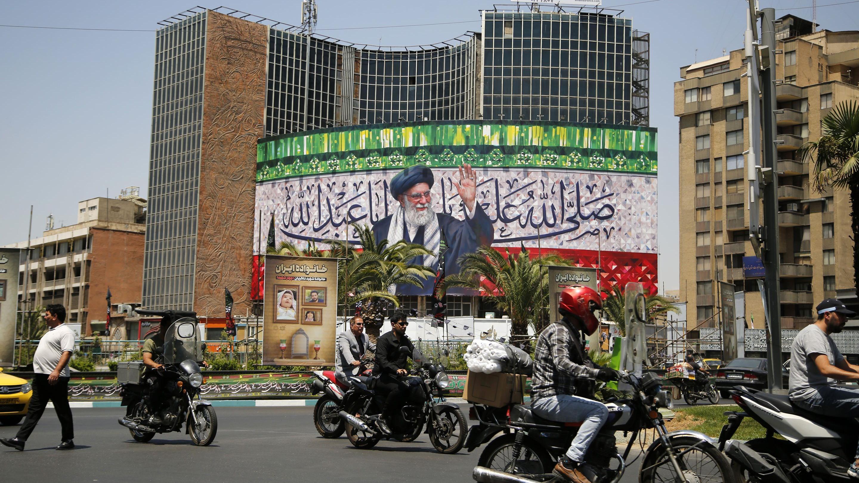 يواصل الناس حياتهم اليومية في ظلّ وقف إطلاق النار الذي تم التوصل إليه مع إسرائيل، في طهران، إيران، في ١٥ يوليو/تموز ٢٠٢٥.