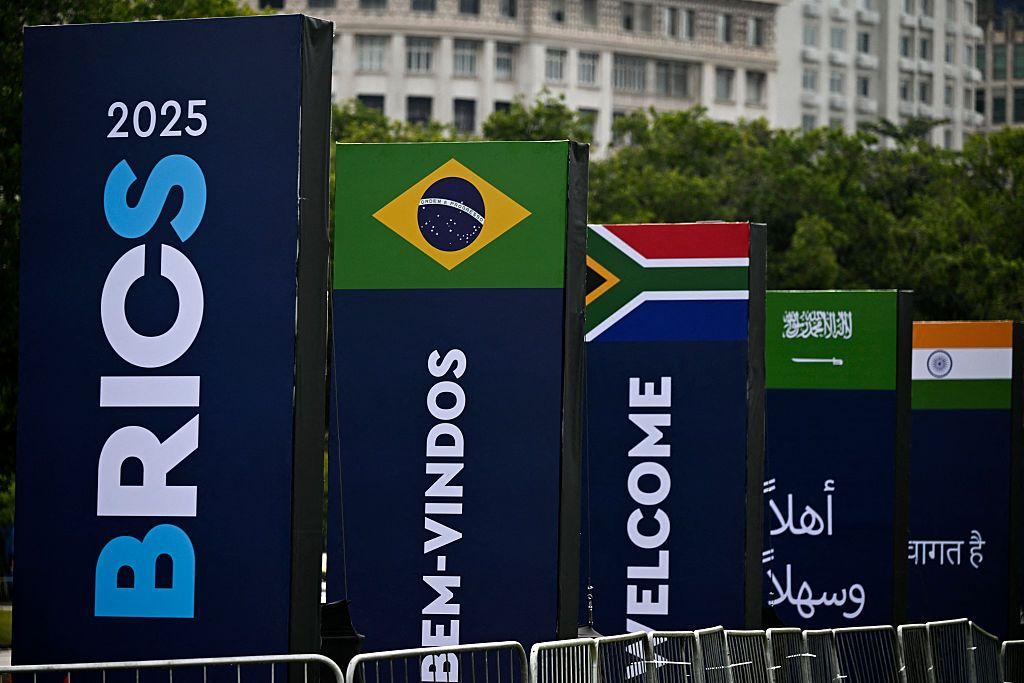 Vista de banners da cúpula do BRICS nos arredores do Museu de Arte Moderna (MAM), onde a cúpula do BRICS 2025 será realizada no Rio de Janeiro, Brasil, em 3 de julho de 2025. (Foto de Mauro PIMENTEL / AFP) (Foto de MAURO PIMENTEL/AFP via Getty Images)