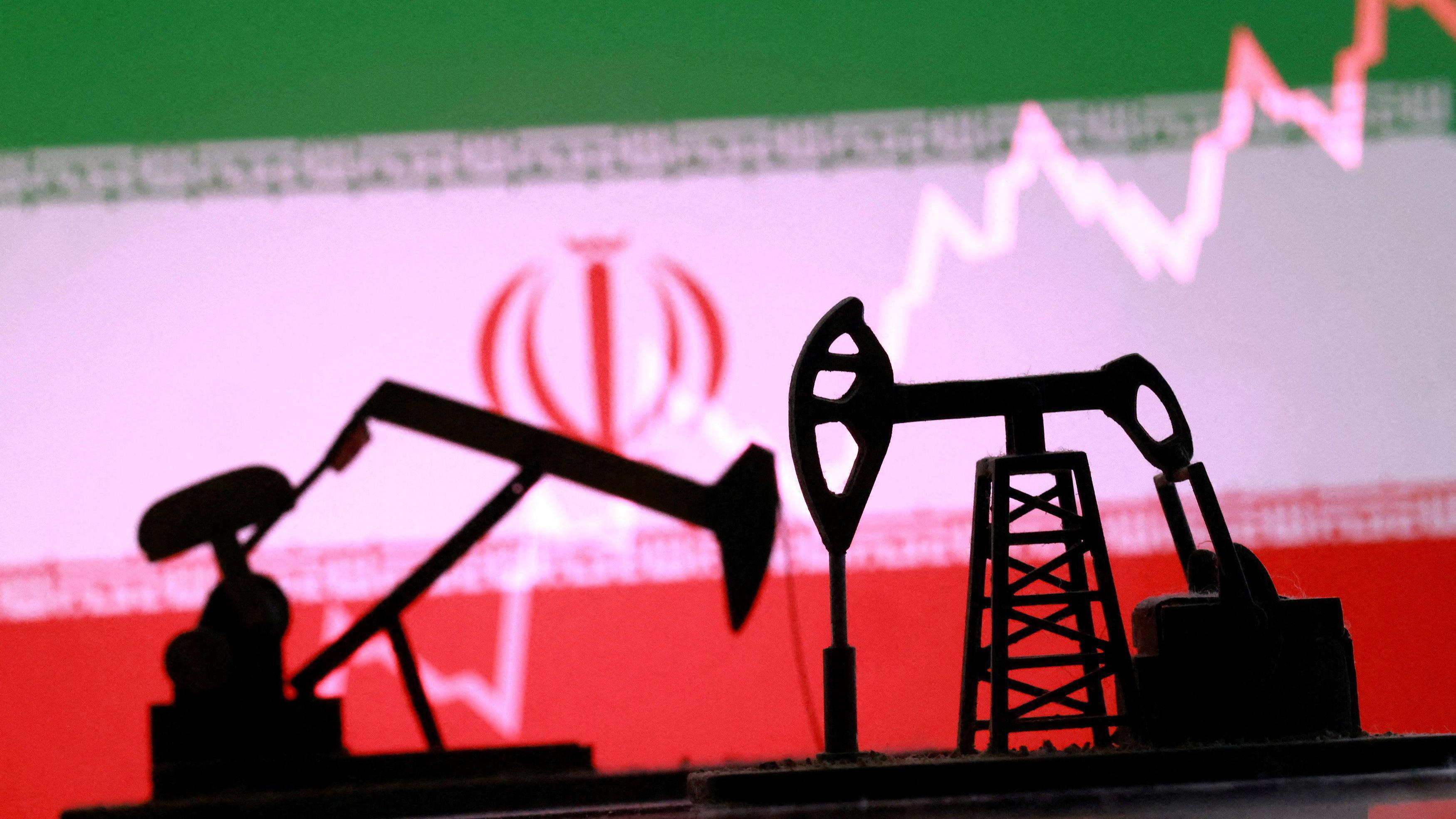 Uma ilustra&ccedil;&atilde;o na qual aparecem bombas de petr&oacute;leo impressas em 3D, a bandeira iraniana e um gr&aacute;fico burs&aacute;til em alta