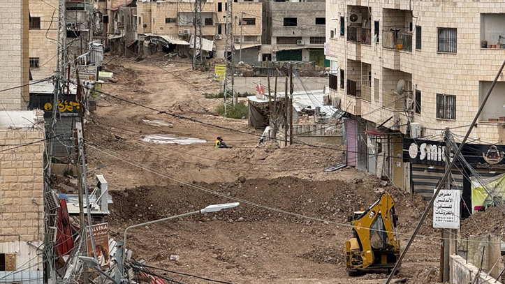 "بطاقة اللجوء وكلب العائلة" كلّ ما استطاع جُمعة زوايدة إنقاذه من بيته في مخيم جنين 3 مشهد من مخيم جنين