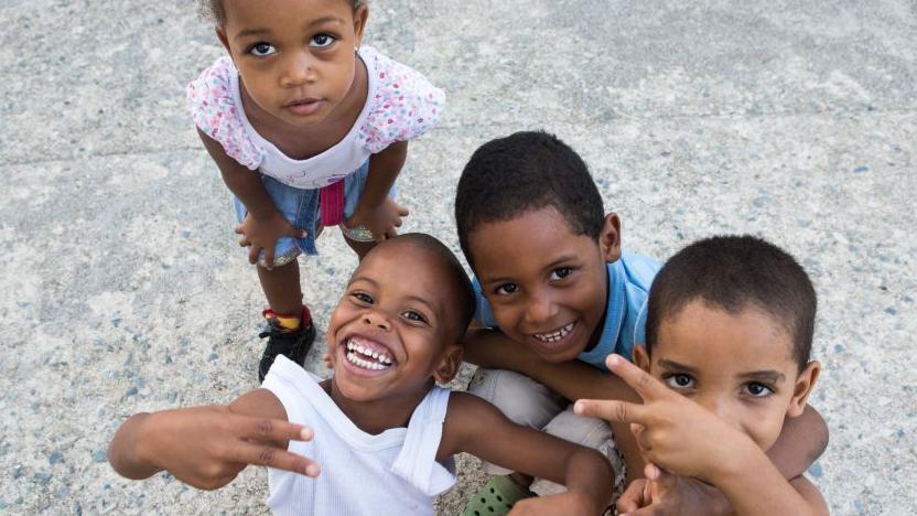 Niños posando para la cámara en Santo Domingo, República Dominicana.