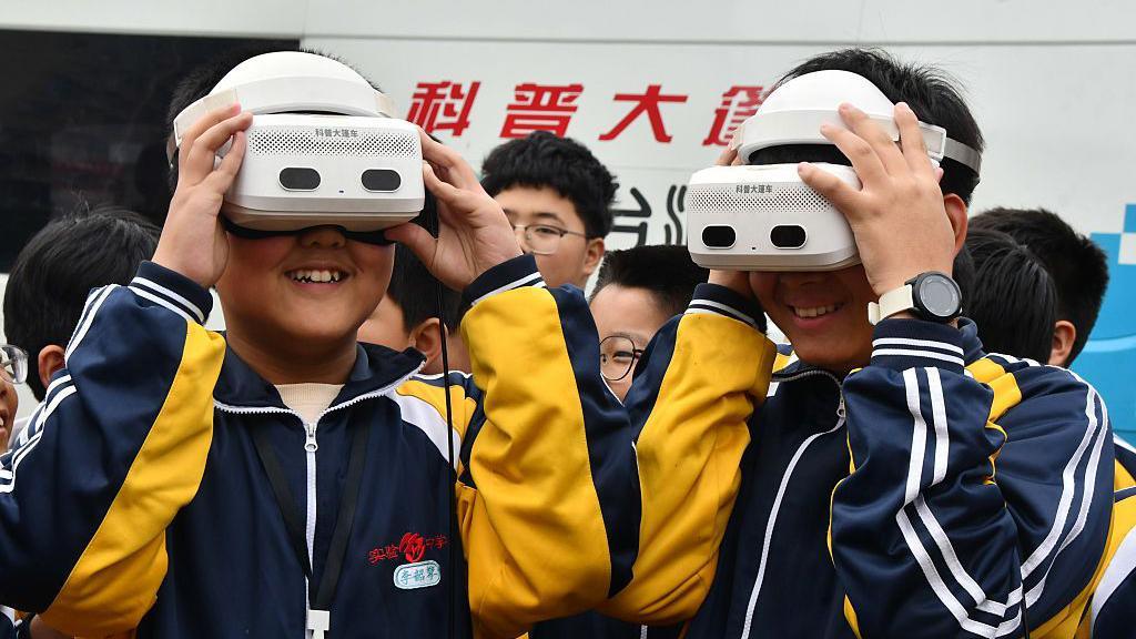 體驗VR（虛擬實境）的學生