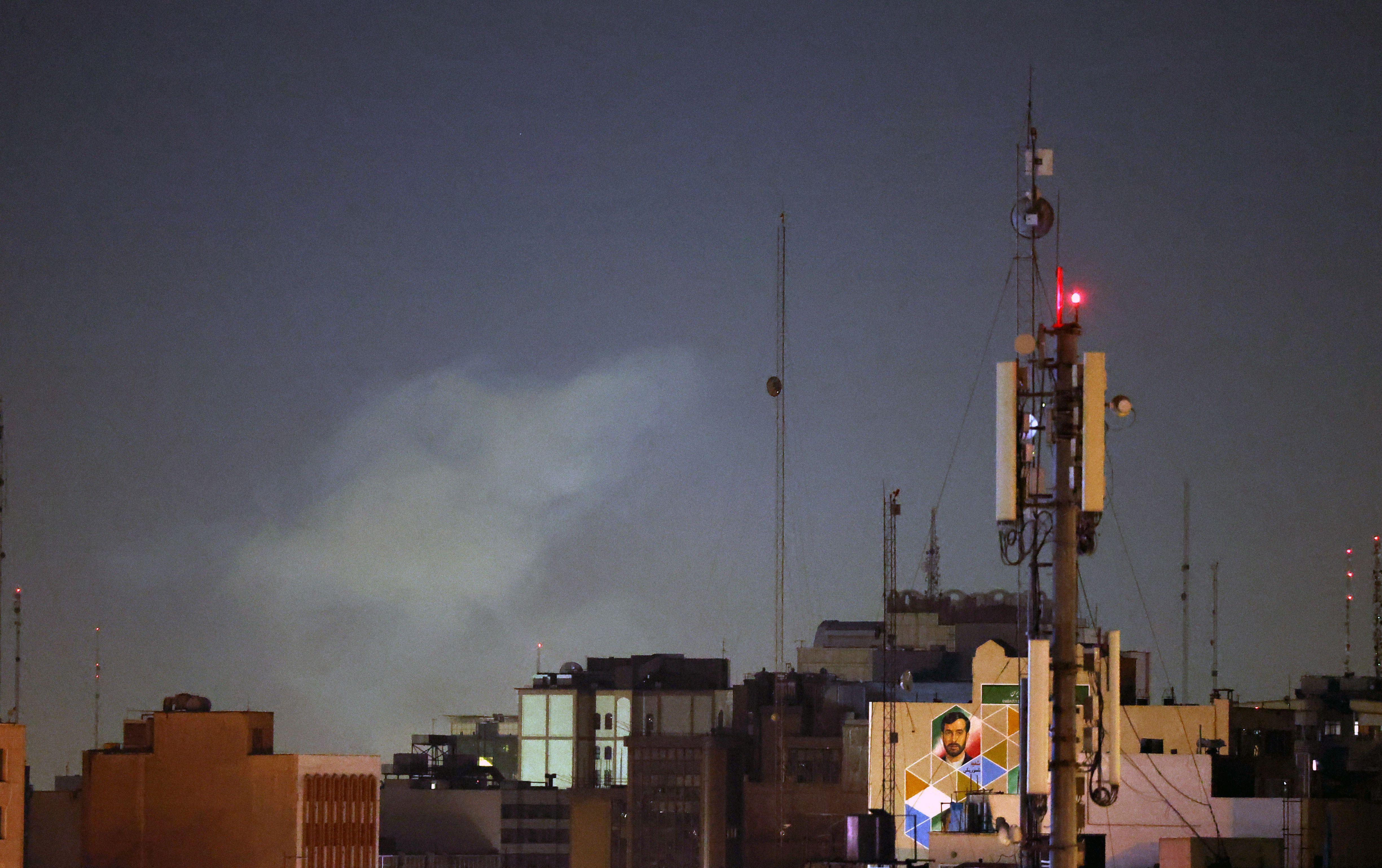 Dim iznad zgrada u Teheranu