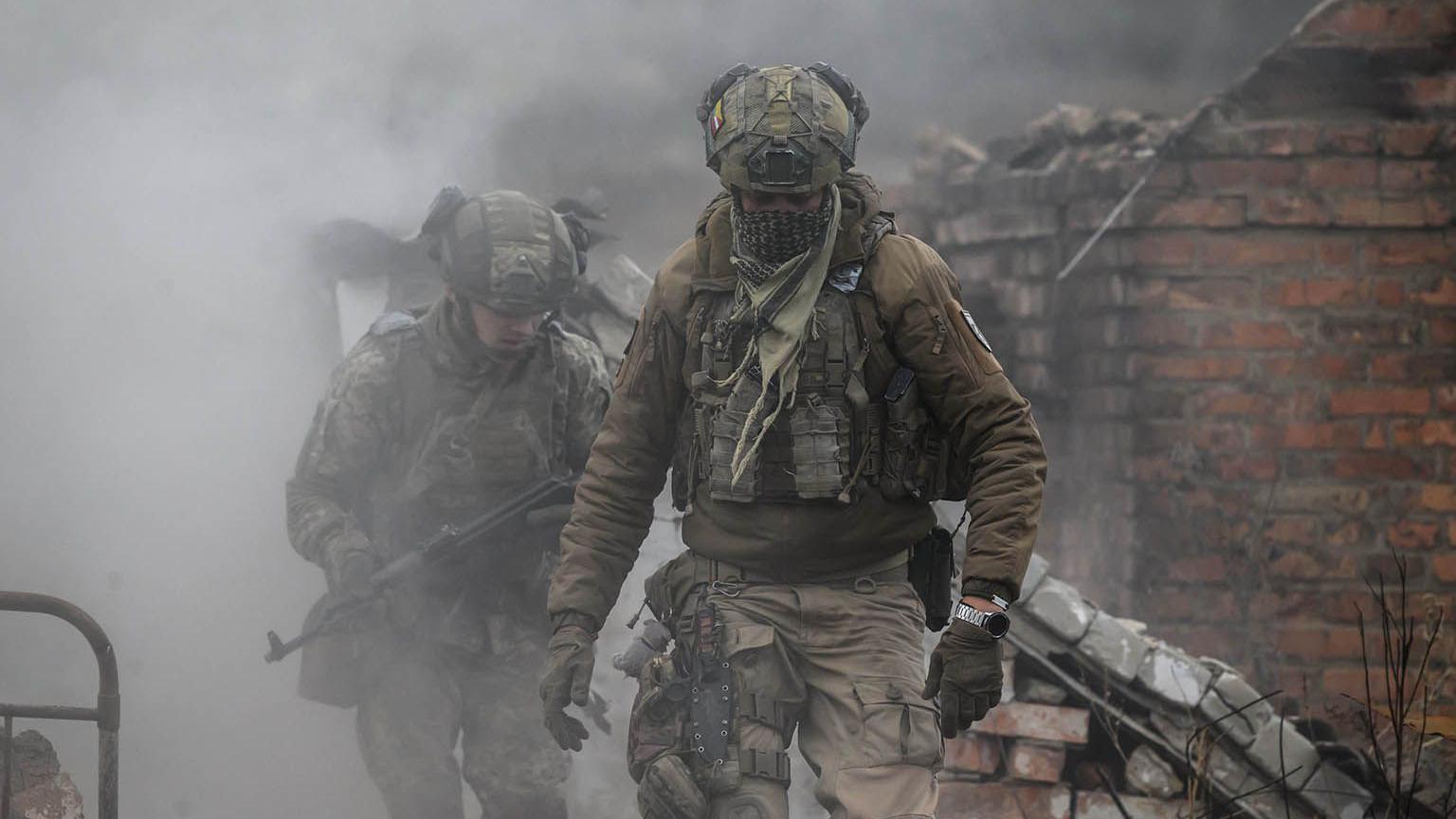 步兵新兵在基礎訓練課程中，躲避手榴彈爆炸