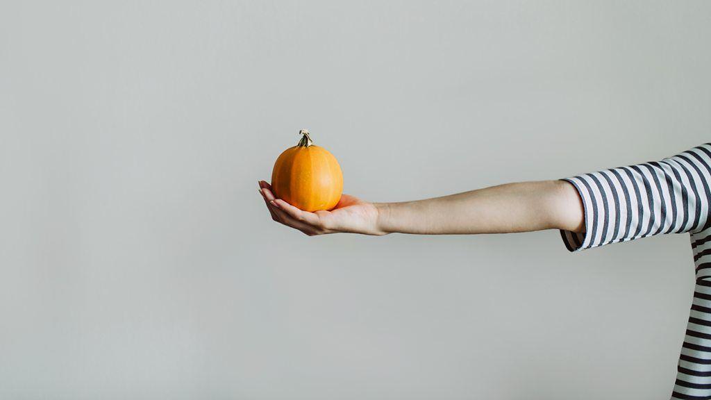 يستغرق الأمر بعض الوقت حتى ترتفع هرمونات الأمعاء التي تنظم شهيتنا بعد تناول الطعام، ولهذا السبب قد نشعر في البداية أن الوجبة لم تكن كافية تماماً