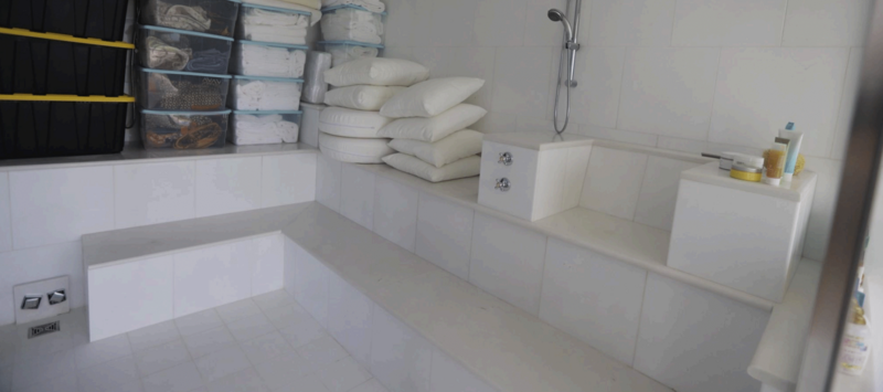 Sala de spa con una ducha.