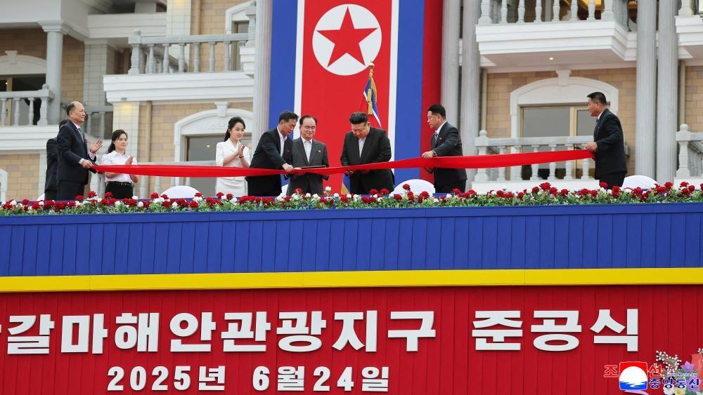 2025년 6월 24일 북한 원산에서 열린 원산 갈마 해안 관광지구 완공 기념식에 김정은 북한 국무위원장과 딸 김주애가 참석하고 있다