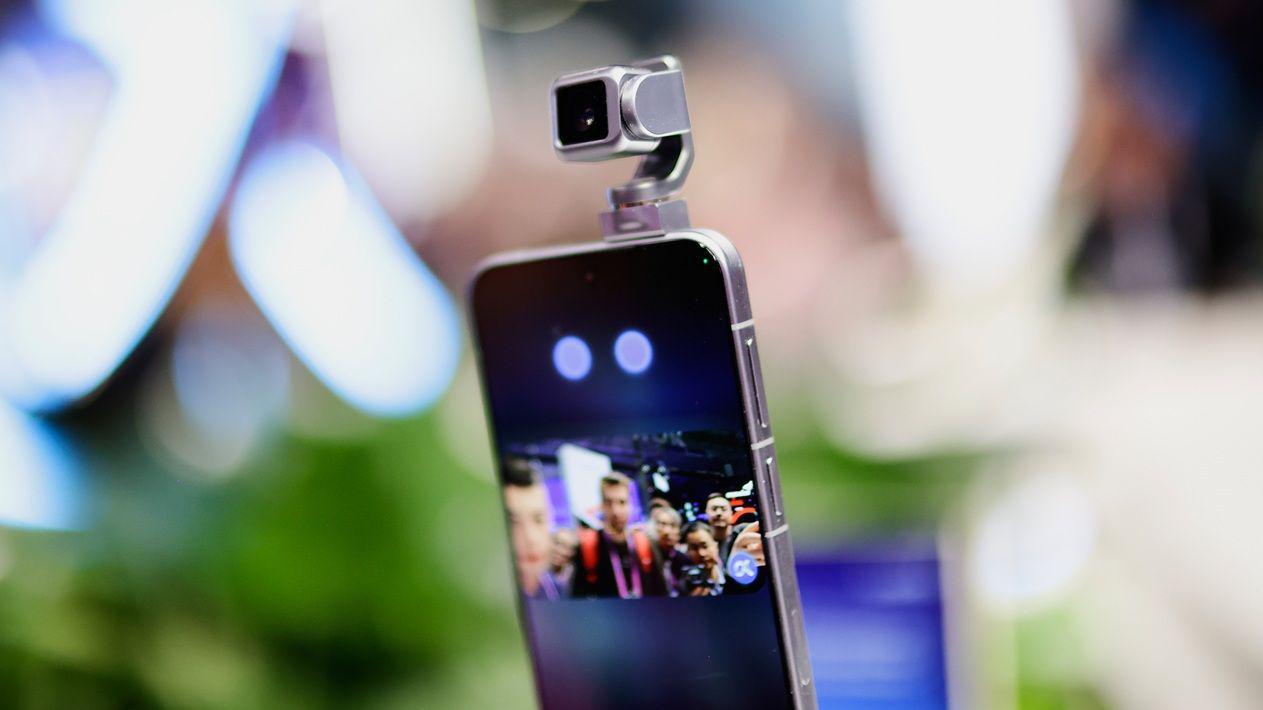 تم عرض هاتف Honor Robot Phone 5 في المؤتمر العالمي للجوال 2026، والذي يتميز بذراع كاميرا روبوتية آلية.