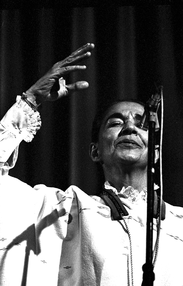 Chavela Vargas cantando frente a un micrófono 