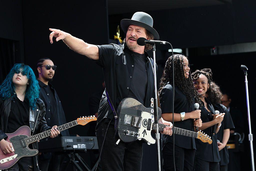 La leyenda del rock Eddie Vedder interpreta una canción original compuesta con el grupo juvenil Guitars Over Guns.