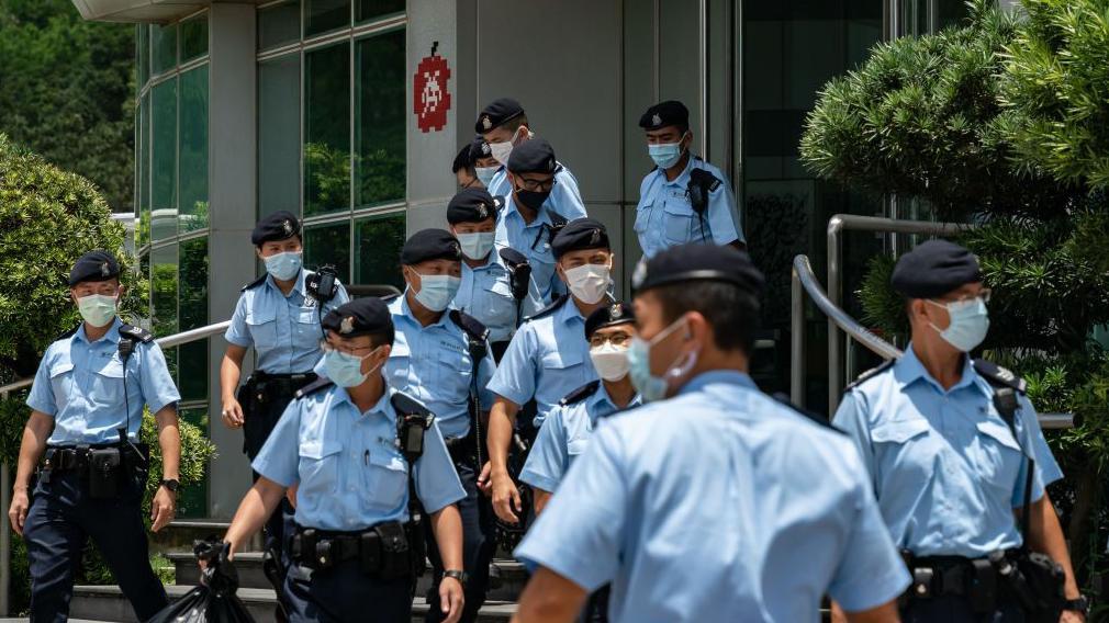 2021年6月17日，警方搜查壹傳媒、即《蘋果日報》總部大樓，同時拘捕多名高層。