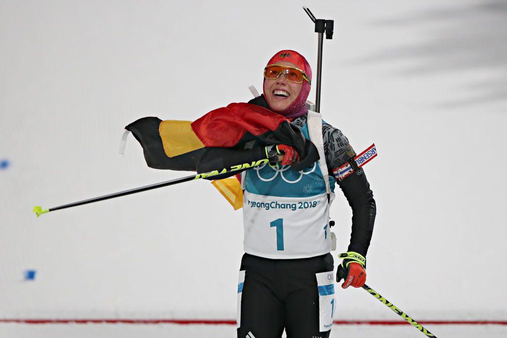 Dahlmeier, arropada con la bandera de Alemania en los juegos olímpicos