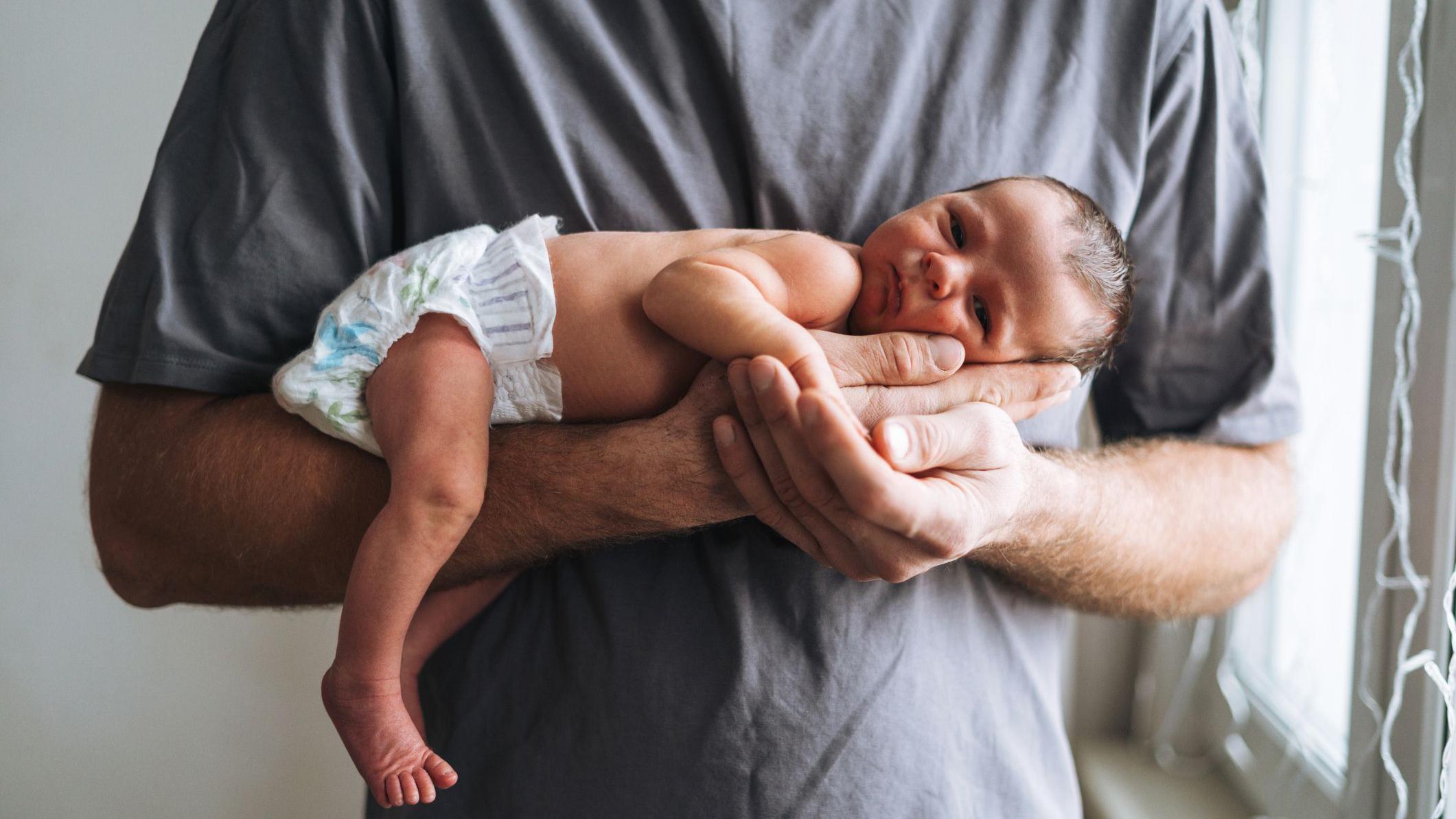 عندما يصبح الرجل أباً: كيف تعيد الأبوة تشكيل دماغ الرجال وتؤثر في سلوكهم؟