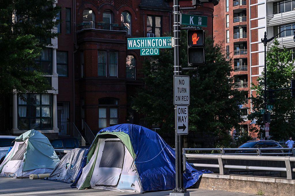 Tiendas de campaña que sirven de techo a personas sin hogar en una acera en Washington, DC, EE. UU., el lunes 11 de agosto de 2025. (Fotógrafo: Alex Wroblewski/Bloomberg a través de Getty Images)