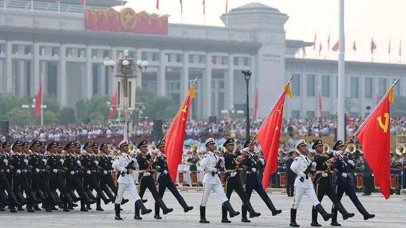 軍人列陣閱兵