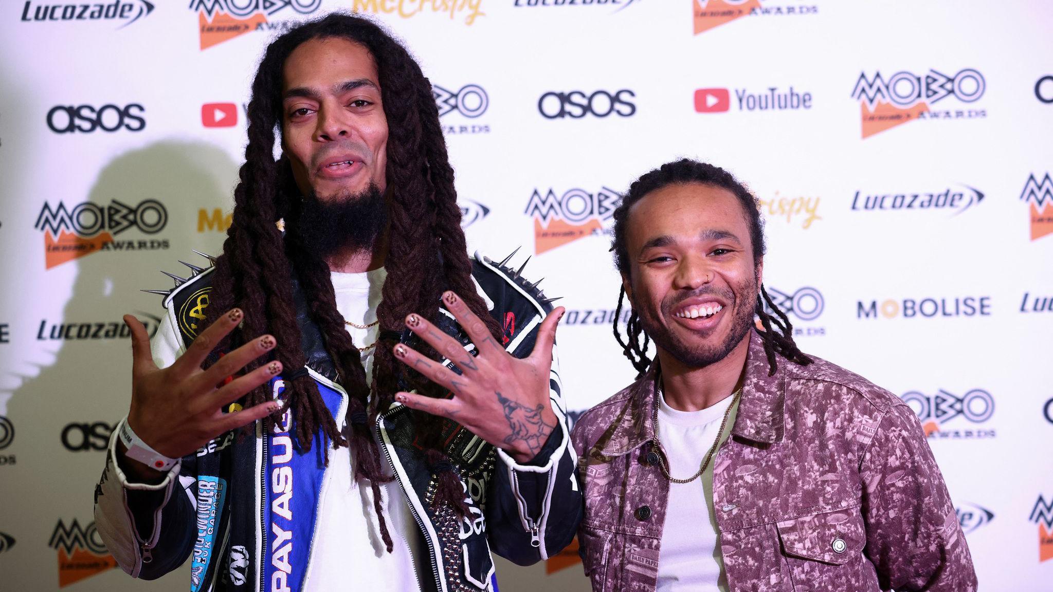 El dúo de hip hop Bob Vylan asiste a la 25.ª edición de los Premios MOBO en Londres, Gran Bretaña, el 30 de noviembre de 2022.