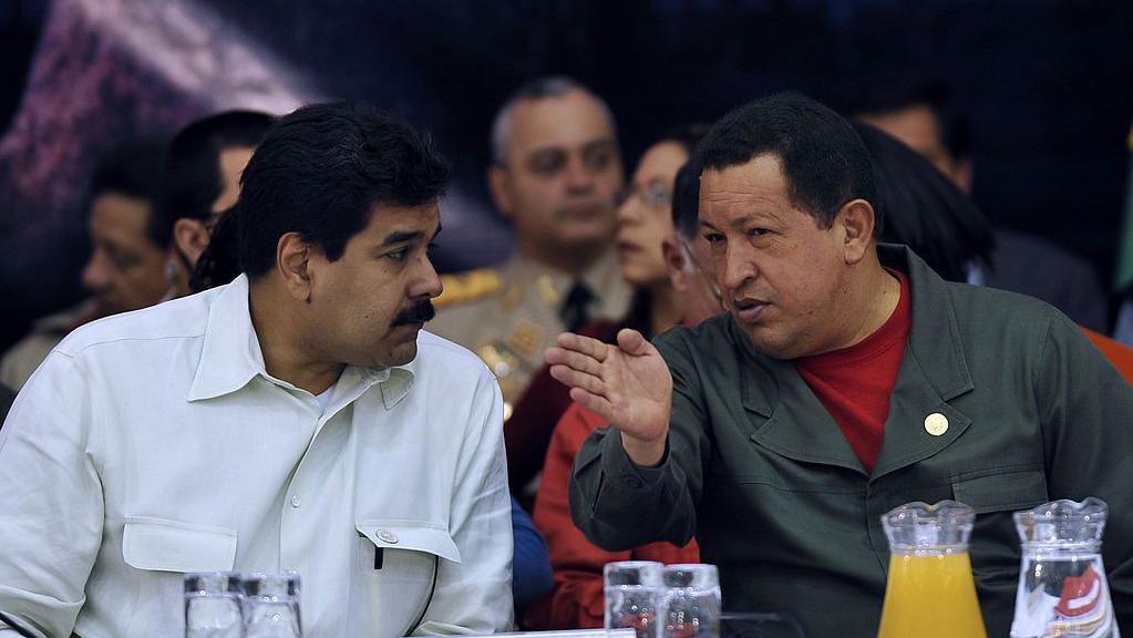 صورة تجمع تشافيز ومادورو الذي كان وزير خارجيته. 2010
