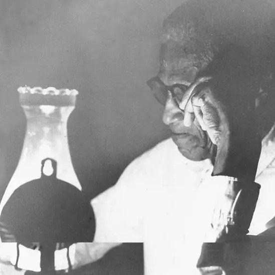 João Cândido está em uma mesa. Ele olha para baixo e coloca a mão no rosto.