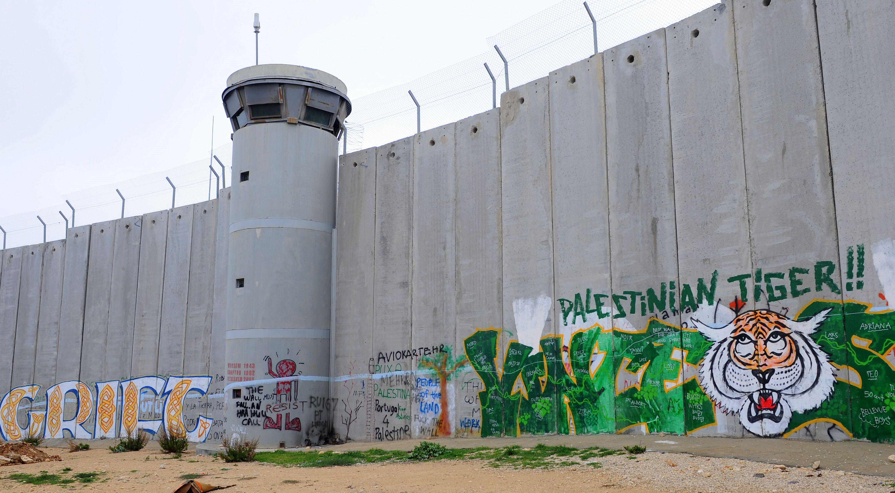 صورة تظهر الجدار الأمني الفاصل بين إسرائيل والضفة الغربية المحتلة.