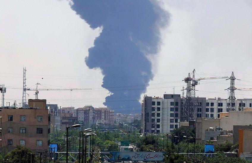 Asap membumbung setelah Israel melancarkan serangan di bagian selatan Teheran, pada Minggu (15/06).