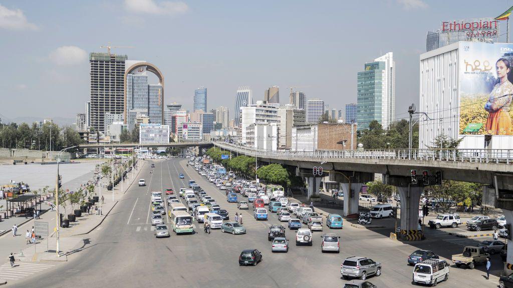 Tráfico en una autopista de Addis Abeba, Etiopía,