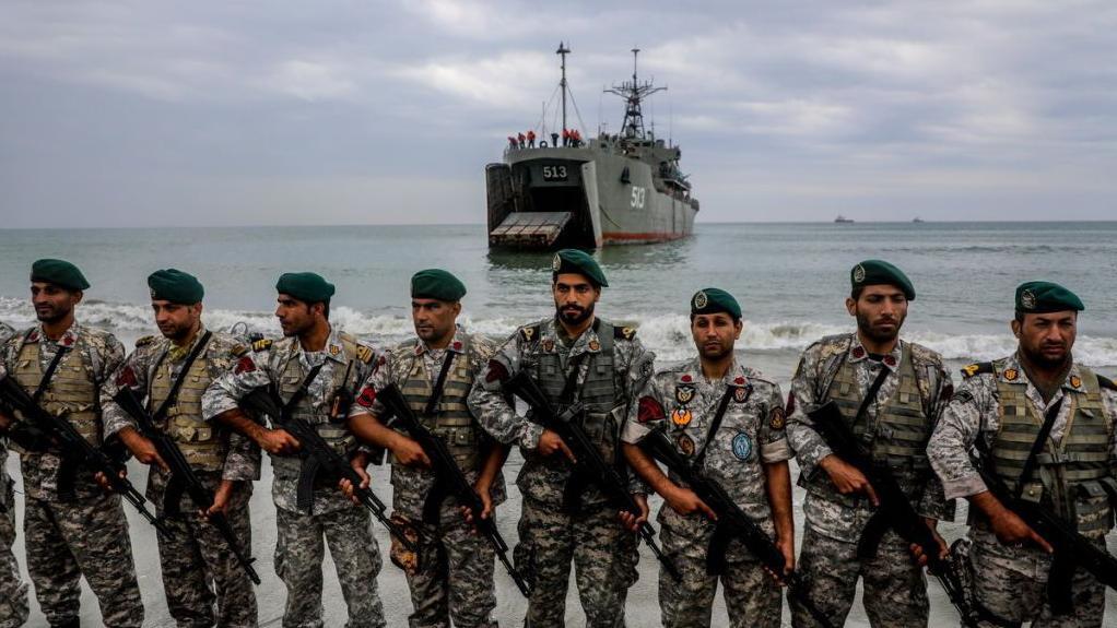 Tropas iraníes durante un simulacro en el estrecho de Ormuz. 