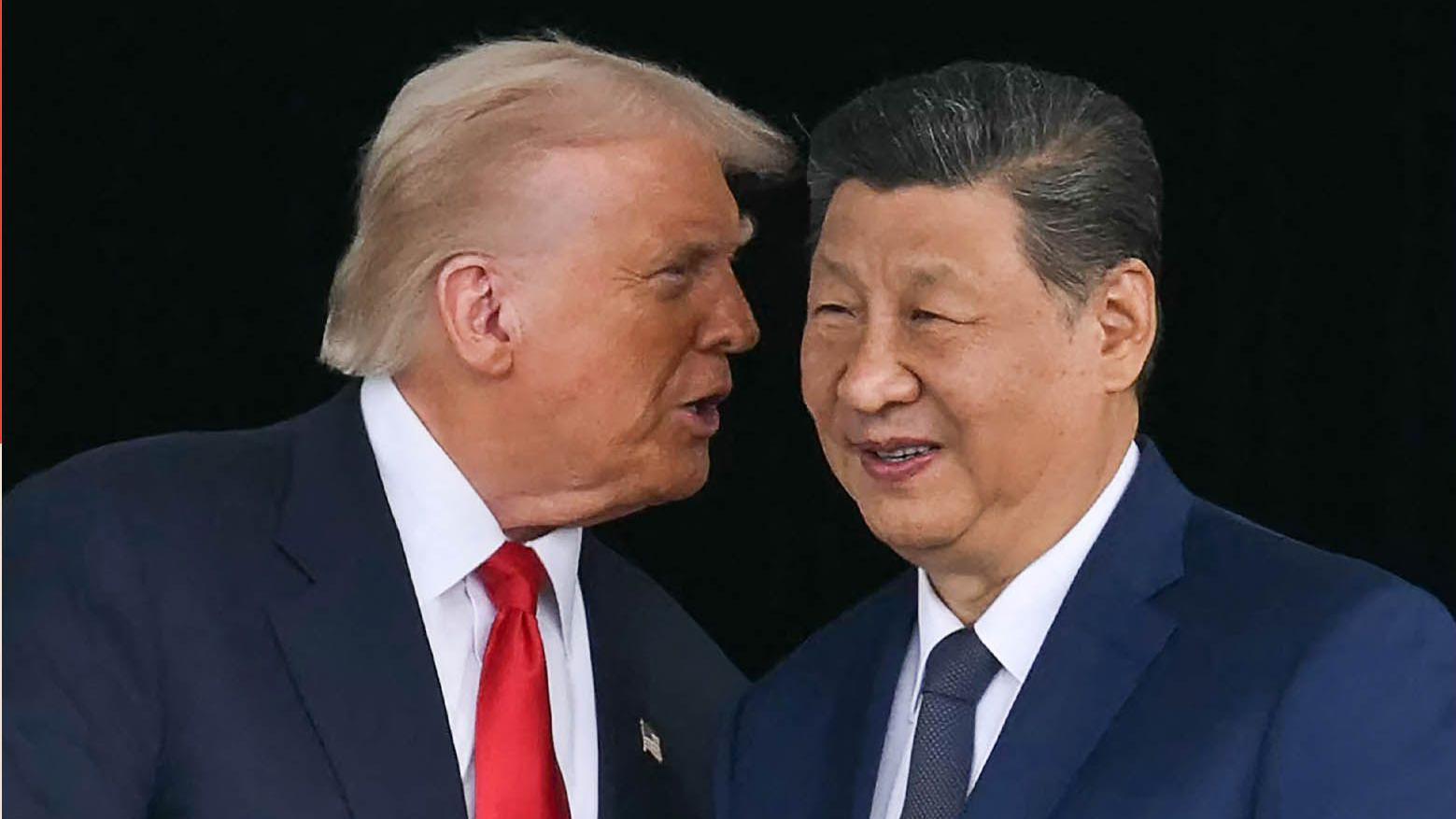 特朗普（左）在韓國釜山金海空軍基地與習近平（右）交談（30/10/2025）