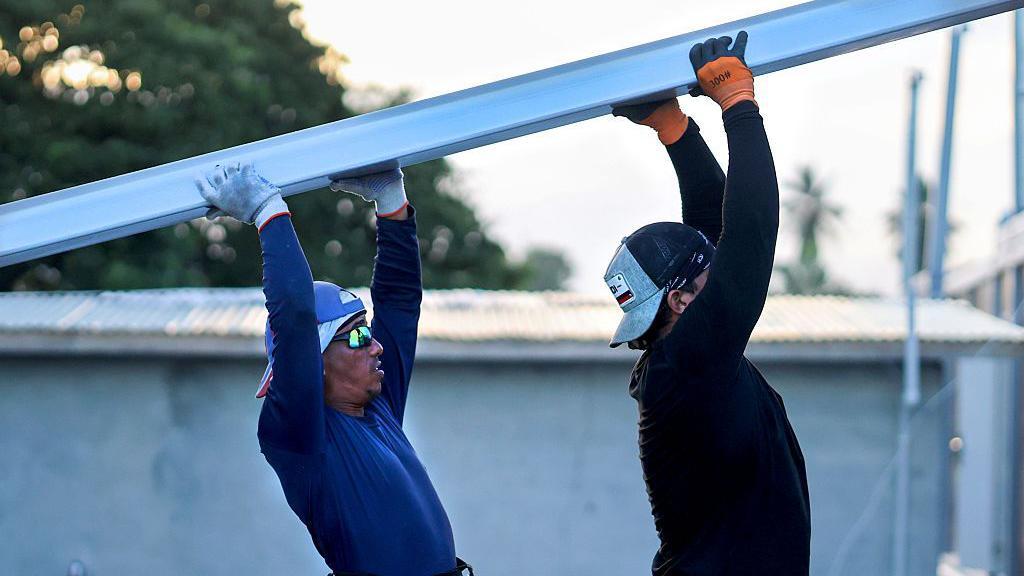 Trabajadores de la construcción en Guyana.