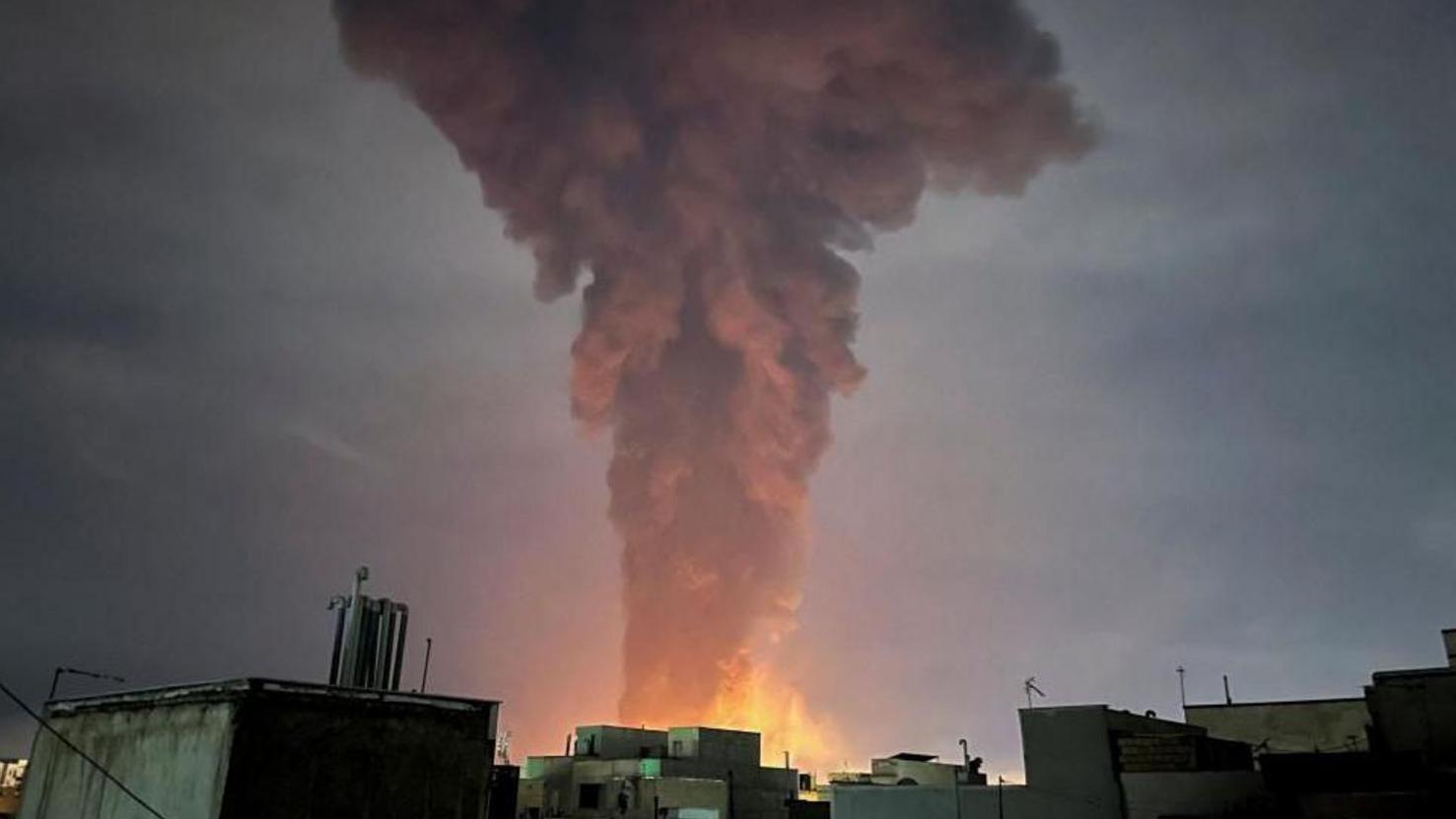 حريق وعمود من الدخان يتصاعد في السماء