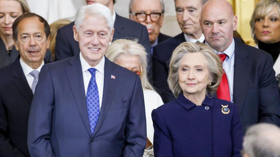 Bill y Hillary Clinton rodeados de personas en el Capitolio durante la toma de posesión de Donald Trump el 20 de enero de 2025