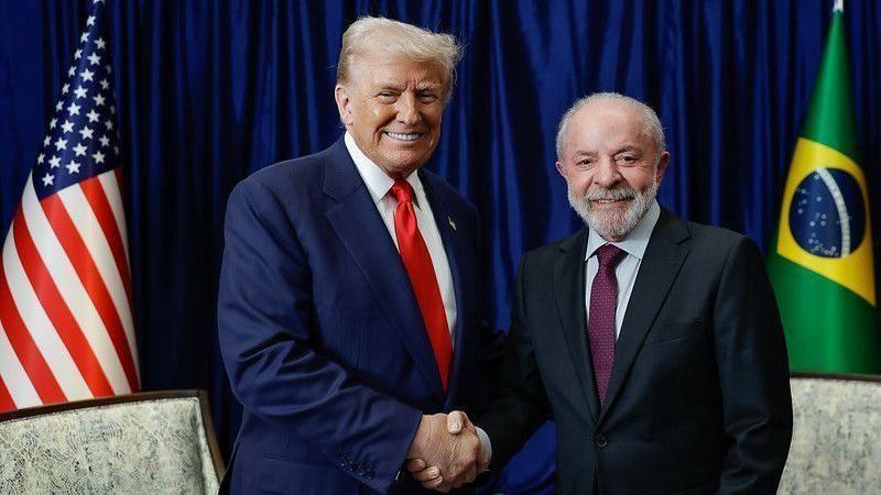 Trump e Lula sorrindo para foto enquanto apertam as mãos