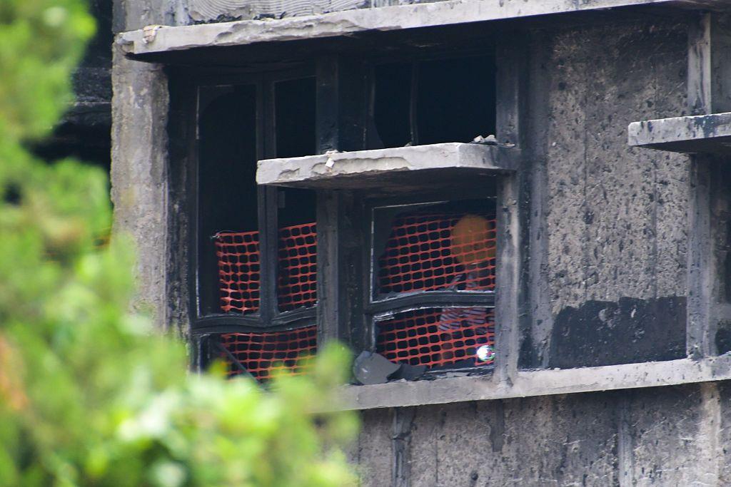 宏福苑大廈外牆的近鏡，照片中可見到有一名頭戴黃色頭盔的居民