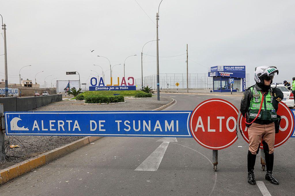 Cartel de alerta de tsunami en Perú