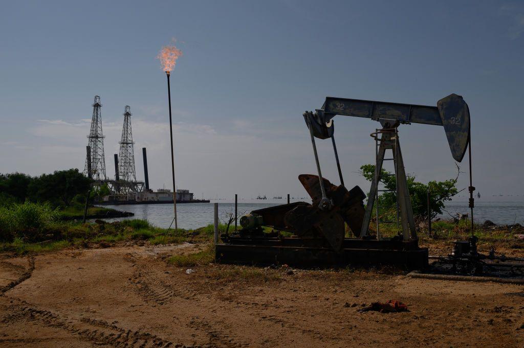 Un balancín de PDVSA en el lago de Maracaibo en Cabimas, estado de Zulia.